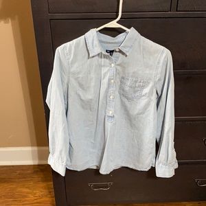 Light Chambray Gap 1/2 button up long sleeve top. Medium